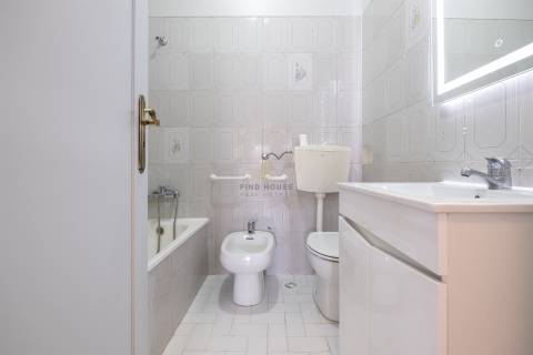 Vende-se Apartamento T2 na Amora, Seixal