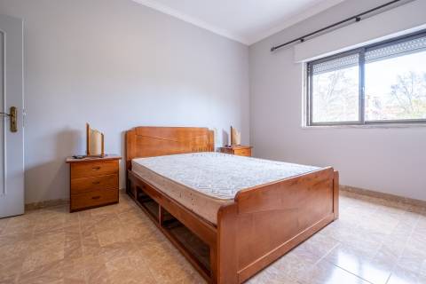 Vende-se Apartamento T2 na Amora, Seixal