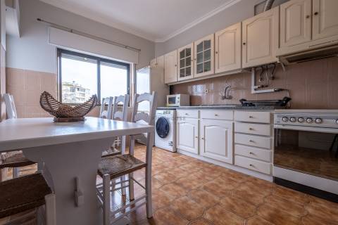Vende-se Apartamento T2 na Amora, Seixal