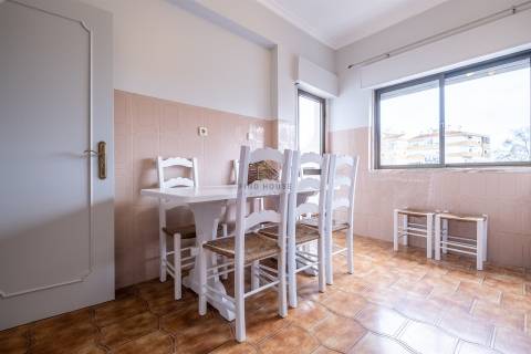 Vende-se Apartamento T2 na Amora, Seixal