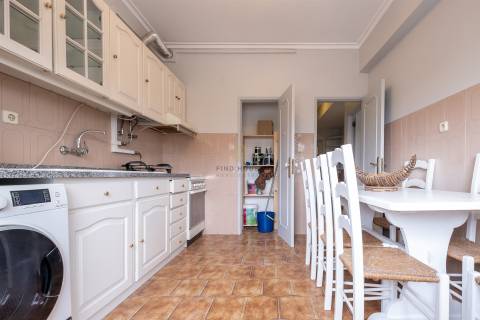 Vende-se Apartamento T2 na Amora, Seixal