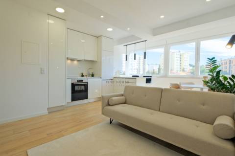 Apartamento T2 totalmente remodelado com 2 Suites em Lisboa.