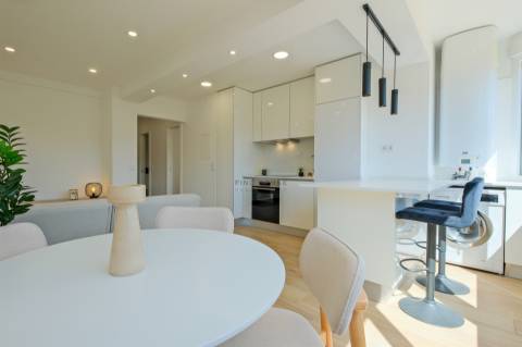 Apartamento T2 totalmente remodelado com 2 Suites em Lisboa.