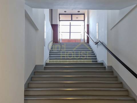 Loja para arrendamento no Restelo