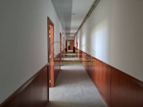 Loja para arrendamento no Restelo