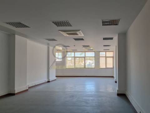 Loja para arrendamento no Restelo