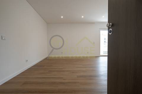 Apartamento T3 novo,  no Alto da Parede, próximo do Colégio Maristas