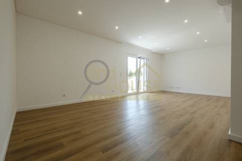 Apartamento T3 novo,  no Alto da Parede, próximo do Colégio Maristas