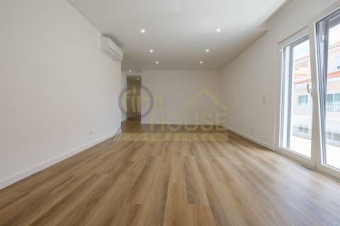 Apartamento T3 novo,  no Alto da Parede, próximo do Colégio Maristas