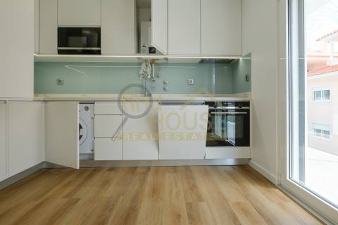 Apartamento T3 novo,  no Alto da Parede, próximo do Colégio Maristas