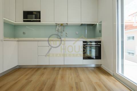 Apartamento T3 novo,  no Alto da Parede, próximo do Colégio Maristas