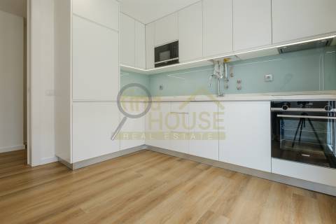 Apartamento T3 novo,  no Alto da Parede, próximo do Colégio Maristas