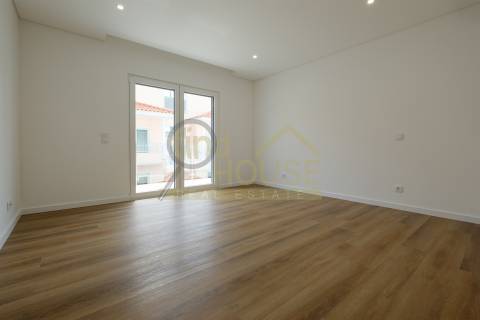 Apartamento T3 novo,  no Alto da Parede, próximo do Colégio Maristas