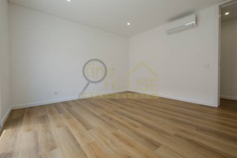 Apartamento T3 novo,  no Alto da Parede, próximo do Colégio Maristas