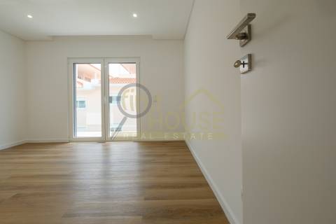 Apartamento T3 novo,  no Alto da Parede, próximo do Colégio Maristas