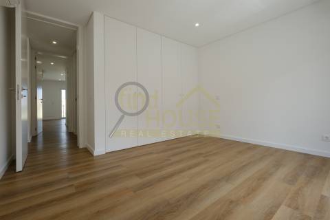 Apartamento T3 novo,  no Alto da Parede, próximo do Colégio Maristas