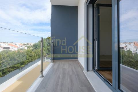 Apartamento T3 novo,  no Alto da Parede, próximo do Colégio Maristas