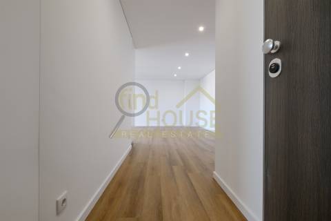 Apartamento T2 novo, no Alto da Parede, próximo ao colégio Maristas de Carcavelos