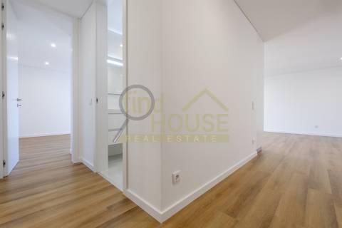 Apartamento T2 novo, no Alto da Parede, próximo ao colégio Maristas de Carcavelos