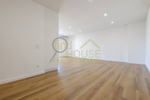 Apartamento T2 novo, no Alto da Parede, próximo ao colégio Maristas de Carcavelos