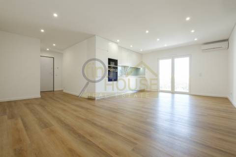 Apartamento T2 novo, no Alto da Parede, próximo ao colégio Maristas de Carcavelos