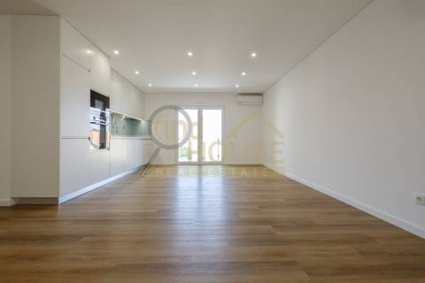 Apartamento T2 novo, no Alto da Parede, próximo ao colégio Maristas de Carcavelos