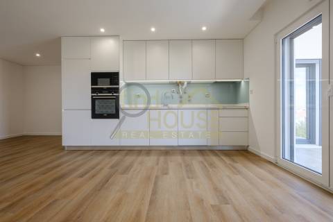 Apartamento T2 novo, no Alto da Parede, próximo ao colégio Maristas de Carcavelos