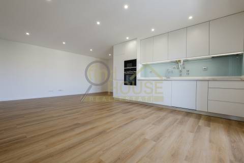 Apartamento T2 novo, no Alto da Parede, próximo ao colégio Maristas de Carcavelos