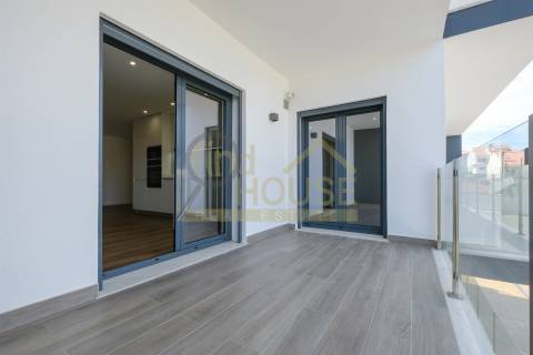 Apartamento T2 novo, no Alto da Parede, próximo ao colégio Maristas de Carcavelos