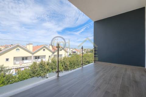 Apartamento T2 novo, no Alto da Parede, próximo ao colégio Maristas de Carcavelos