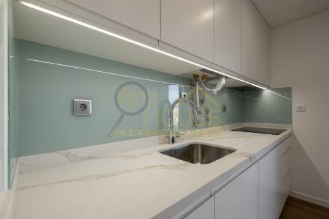 Apartamento T2 novo, no Alto da Parede, próximo ao colégio Maristas de Carcavelos