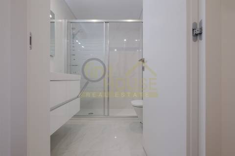 Apartamento T2 novo, no Alto da Parede, próximo ao colégio Maristas de Carcavelos