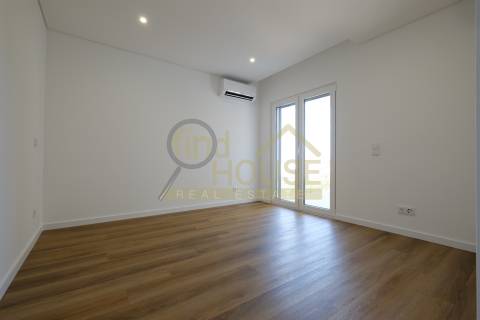 Apartamento T2 novo, no Alto da Parede, próximo ao colégio Maristas de Carcavelos