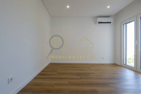 Apartamento T2 novo, no Alto da Parede, próximo ao colégio Maristas de Carcavelos
