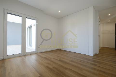 Apartamento T2 novo, no Alto da Parede, próximo ao colégio Maristas de Carcavelos