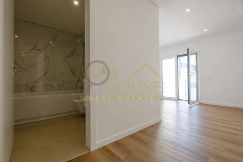 Apartamento T2 novo, no Alto da Parede, próximo ao colégio Maristas de Carcavelos