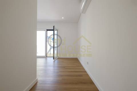 Apartamento T2 novo, no Alto da Parede, próximo ao colégio Maristas de Carcavelos
