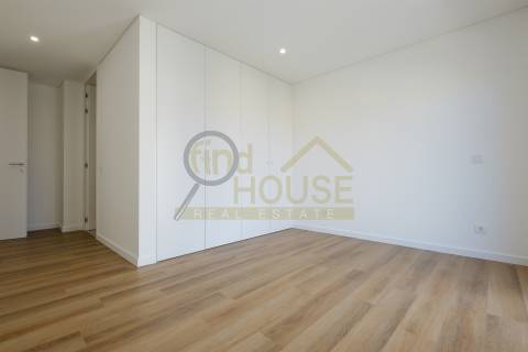 Apartamento T2 novo, no Alto da Parede, próximo ao colégio Maristas de Carcavelos