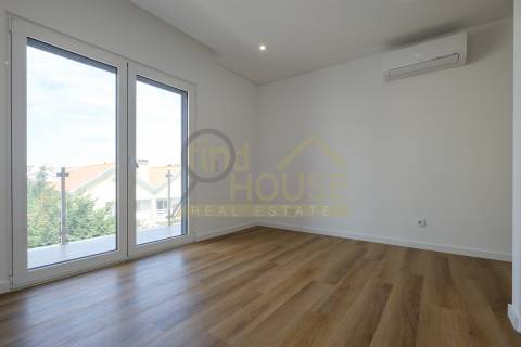 Apartamento T2 novo, no Alto da Parede, próximo ao colégio Maristas de Carcavelos
