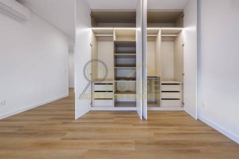 Apartamento T2 novo, no Alto da Parede, próximo ao colégio Maristas de Carcavelos