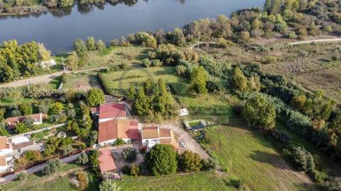 Quinta com Moradia, piscina e área para Loft com vista frontal para o Rio Tejo, em Abrantes