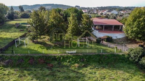 Quinta com Moradia, piscina e área para Loft com vista frontal para o Rio Tejo, em Abrantes