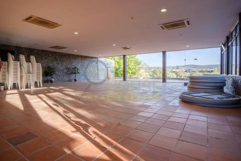 Quinta com Moradia, piscina e área para Loft com vista frontal para o Rio Tejo, em Abrantes