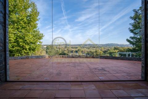 Quinta com Moradia, piscina e área para Loft com vista frontal para o Rio Tejo, em Abrantes