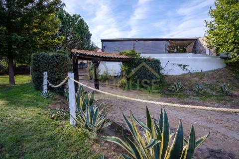 Quinta com Moradia, piscina e área para Loft com vista frontal para o Rio Tejo, em Abrantes