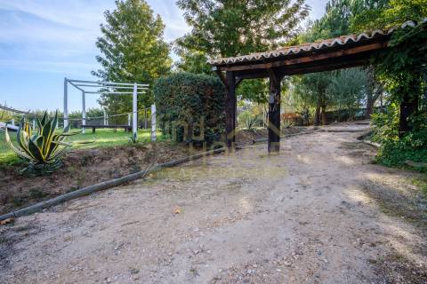 Quinta com Moradia, piscina e área para Loft com vista frontal para o Rio Tejo, em Abrantes
