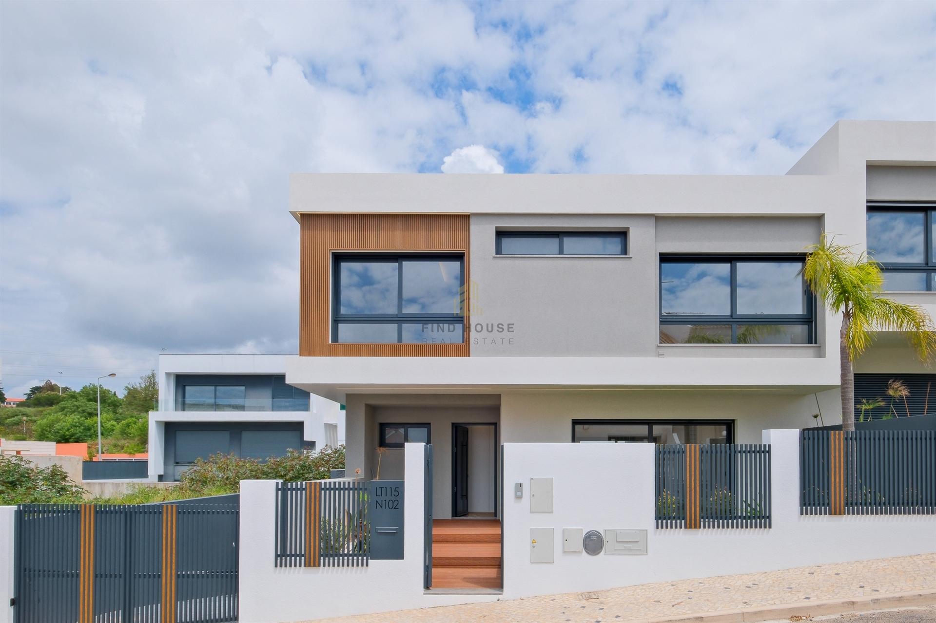 Moradia Geminada T4 de luxo, com piscina no Arneiro