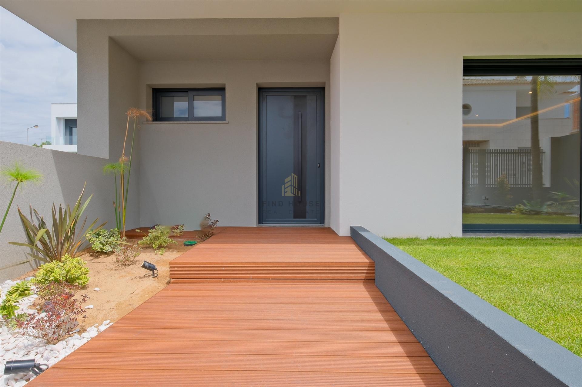 Moradia Geminada T4 de luxo, com piscina no Arneiro