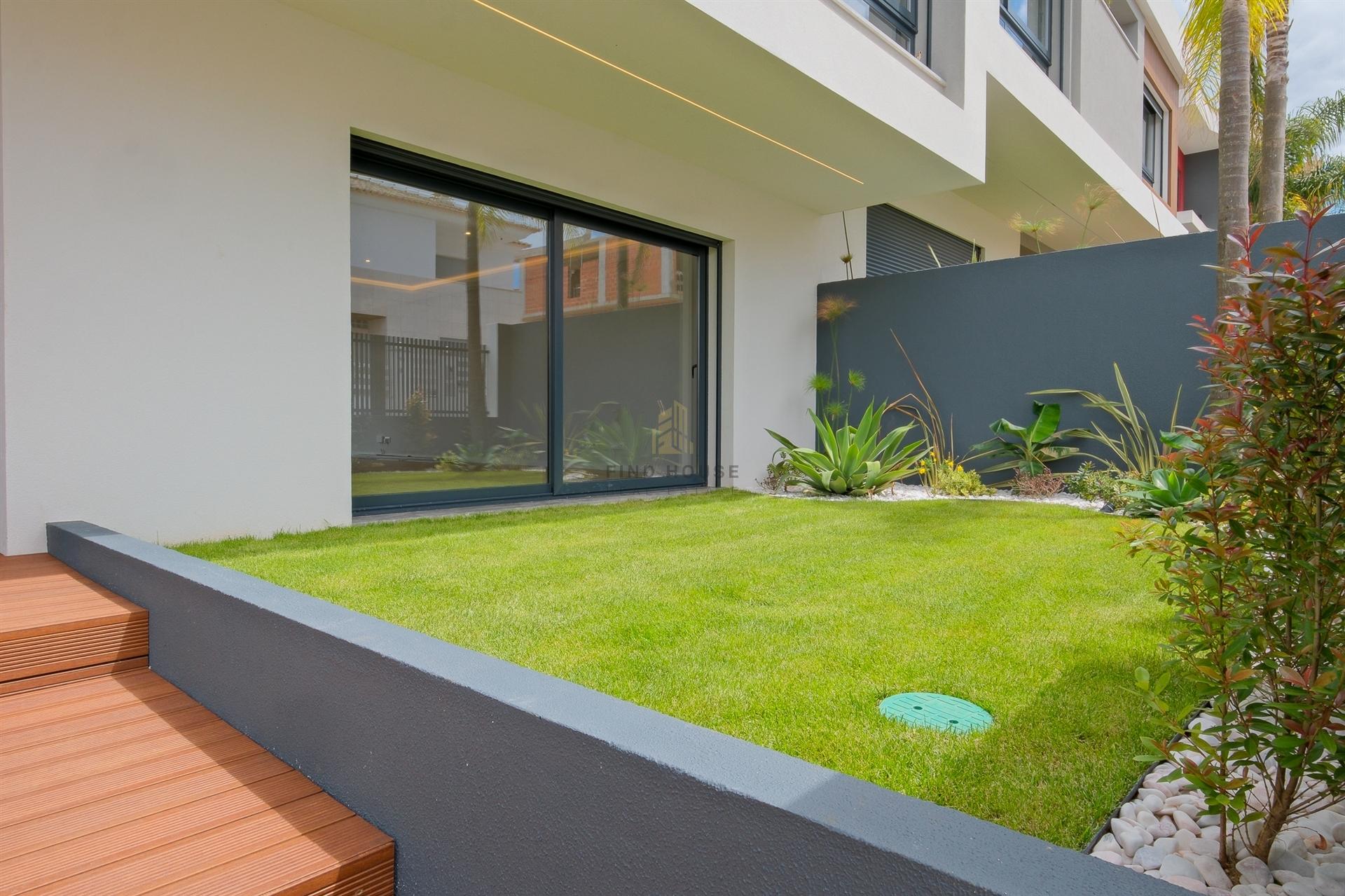 Moradia Geminada T4 de luxo, com piscina no Arneiro