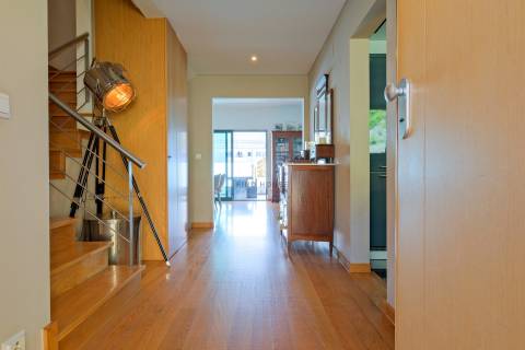 Moradia T3 em condomínio fechado, com piscina e jardim, no Estoril